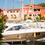 Maison 4 à Port Avec Piscine Et Amarrage Privé - Fr-1-868-18 Casa de Férias Grimaud